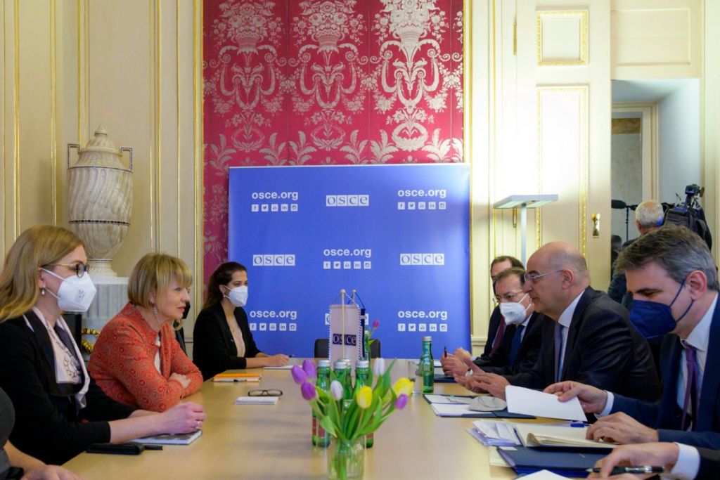 Νίκος Δένδιας: Θα κάνουμε ό,τι μπορούμε για να απεγκλωβίσουμε τον Έλληνα πρόξενο από τη Μαριούπολη