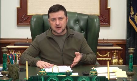 Νέο μήνυμα Ζελένσκι: «Μένω εδώ, μένω στο Κίεβο, δεν φοβάμαι»
