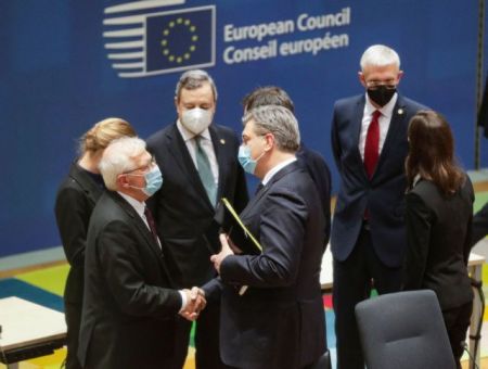Η κρίσιμη Πέμπτη: Σύνοδος Κορυφής και ΕΚΤ δίνουν το στίγμα της ευρωπαϊκής απάντησης στην κρίση