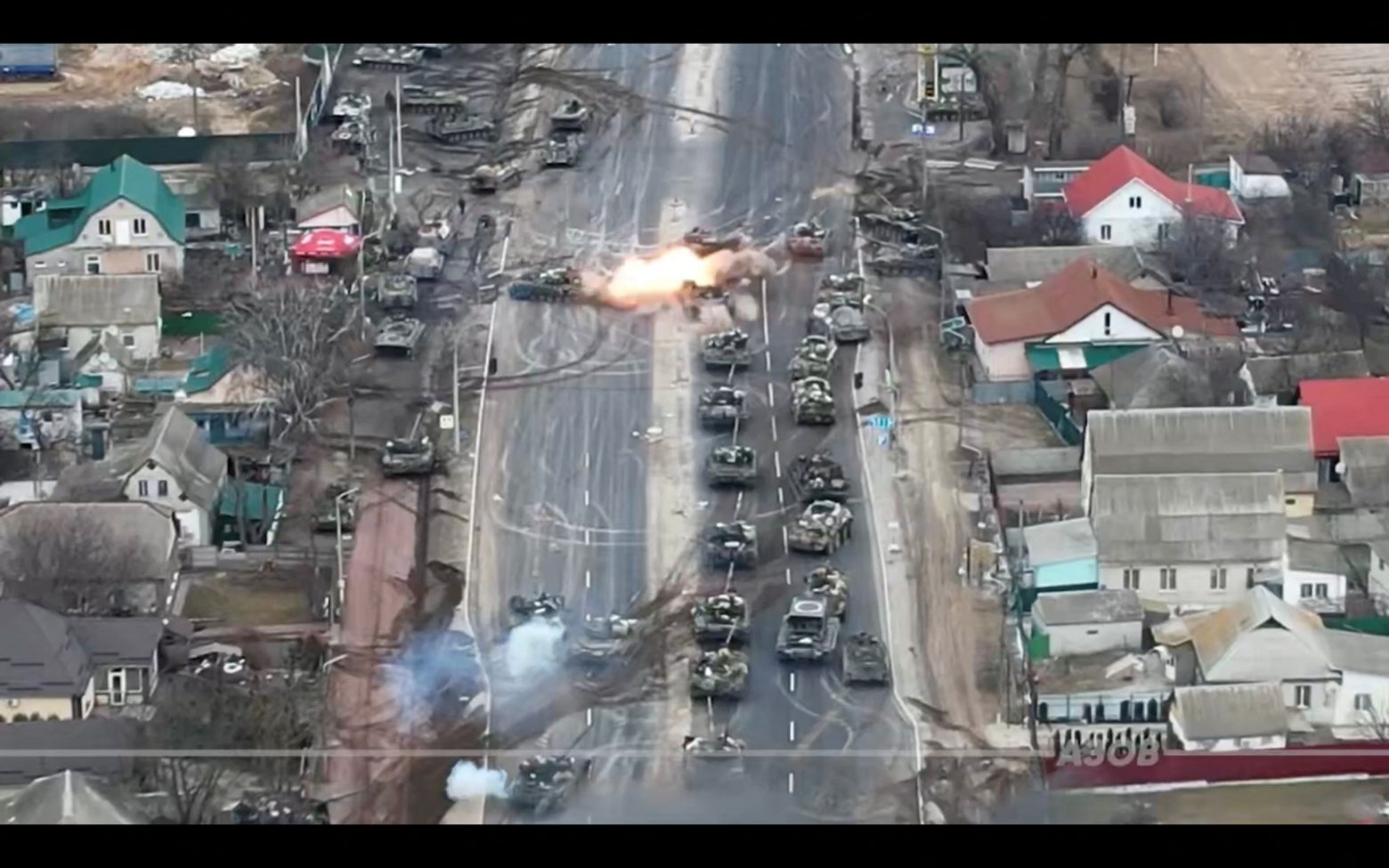 Πόλεμος στην Ουκρανία: Καρέ καρέ η επίθεση με αντιαρματικά σε ρωσική φάλαγγα τανκς