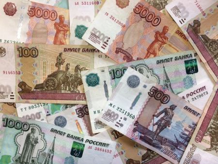 Ρωσία: Μόνο σε ρούβλια οι αναλήψεις από ξένες τράπεζες