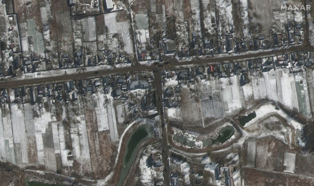 Πόλεμος στην Ουκρανία: Πώς το κομβόι έξω από το Κίεβο πήρε θέσεις μάχης [Δορυφορικές εικόνες]