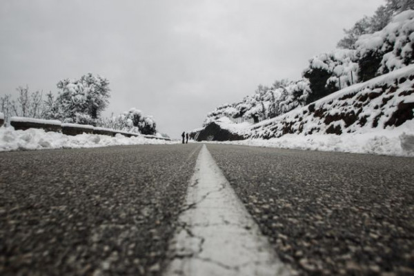 Κακοκαιρία Φίλιππος: Στα «λευκά» περιοχές της Αττικής – Ποιοι δρόμοι είναι κλειστοί, πού χρειάζονται αλυσίδες