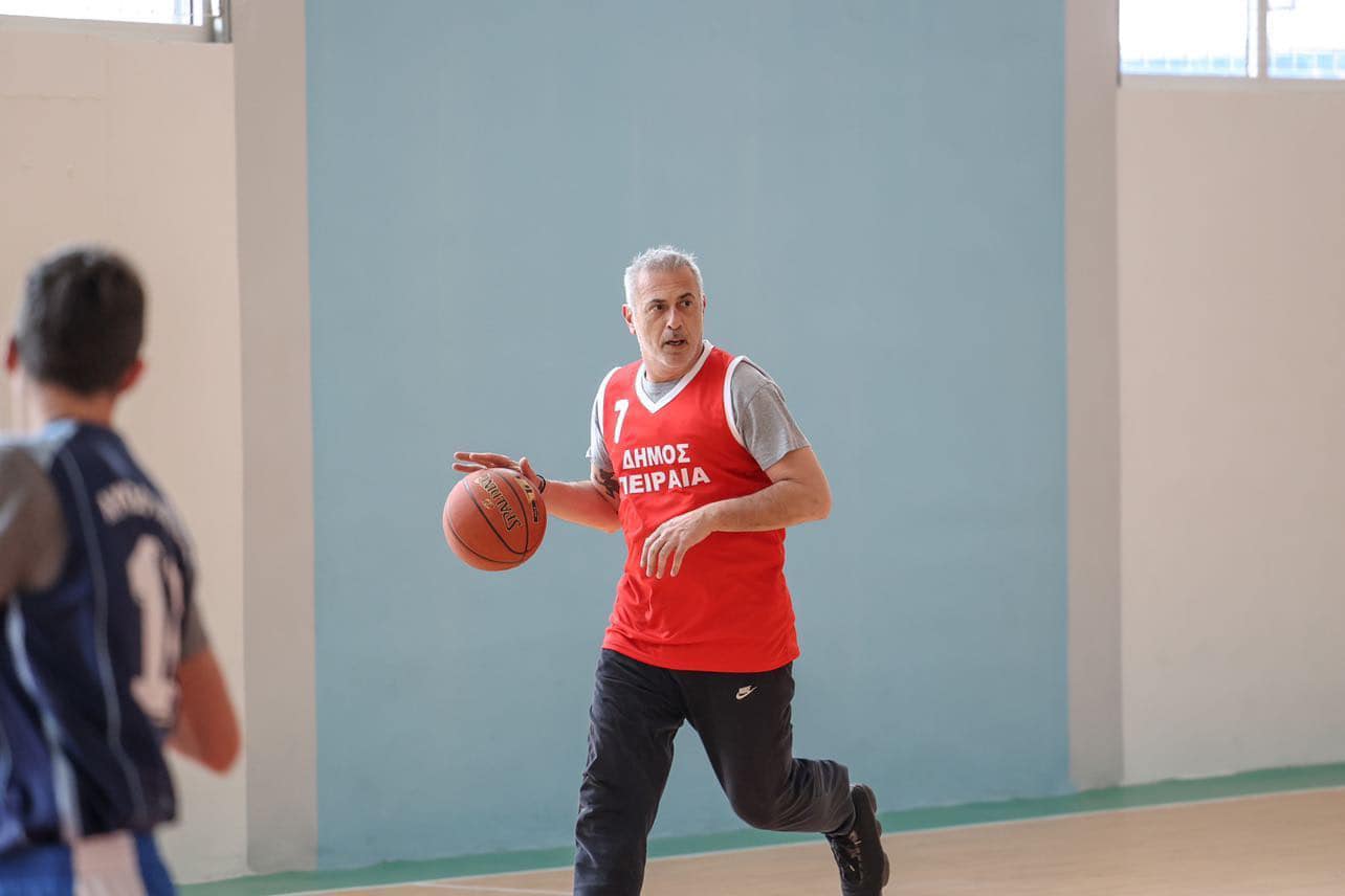 Δήμος Πειραιά: Αγώνα μπάσκετ με μαθητές Λυκείου έπαιξε ο Γιάννης Μώραλης