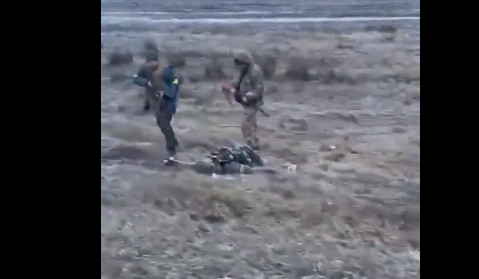 Ουκρανία: «Σκληρό» βίντεο από τον ουκρανικό στρατό – Φωνάζουν «πέθανε Ρώσε», πάνω από πτώματα στρατιωτών | tovima.gr