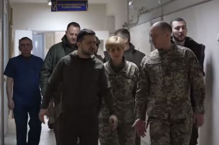 Πόλεμος στην Ουκρανίας: Ο Ζελένσκι επισκέφθηκε τραυματίες μαχητές σε στρατιωτικό νοσοκομείο
