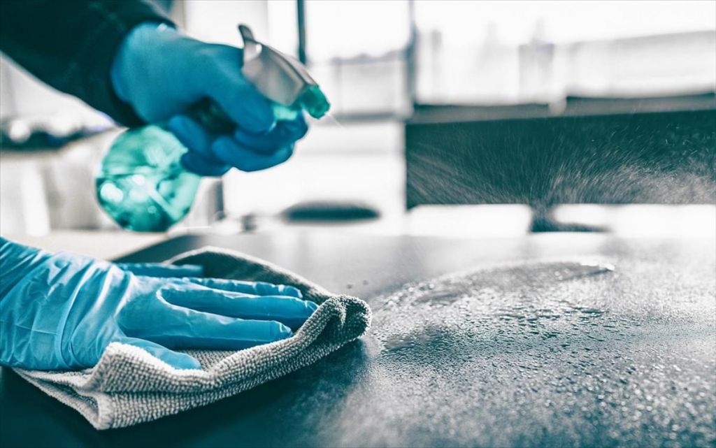 Παραλλαγή Όμικρον: Παραμένει λοιμογόνος πάνω στις επιφάνειες για περισσότερο καιρό από ό,τι ο αρχικός κορωνοϊός