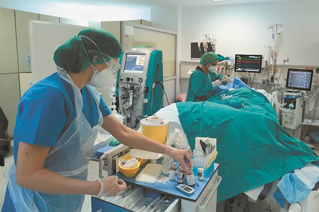 Τα μέτρα φεύγουν, ο ιός αντέχει