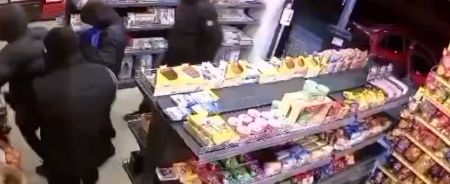 Θεσσαλονίκη: Βίντεο – ντοκουμέντο από ένοπλη ληστεία σε μίνι μάρκετ