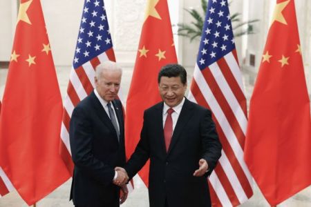 ΗΠΑ κατά Κίνας: Ίσως ενισχύσει με όπλα τη Ρωσία – Τι απαντά το Πεκίνο
