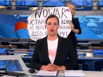 Ουκρανία: Σκηνοθετημένη η αντιπολεμική διαμαρτυρία της ρωσίδας δημοσιογράφου στην τηλεόραση | tovima.gr