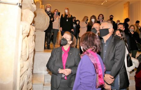 Ο Γιάννης Μώραλης στην παρουσίαση της νέας επιτύμβιας στήλης στο Αρχαιολογικό Μουσείο