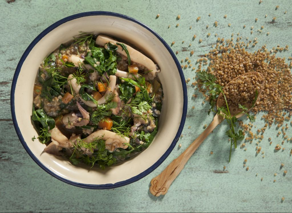 Σουπιές με πλιγούρι και λαχανικά