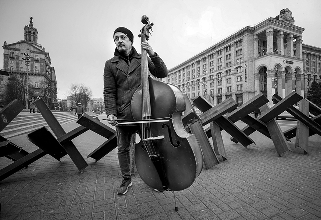 Η μαύρη νυχτερίδα και ο ψαλιδισμένος ουρανός