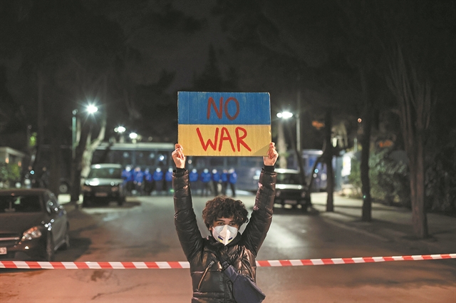 Πόλεμος στην Ουκρανία: «Ισαποστάκηδες» και «πεφτοσυννεφάκηδες»