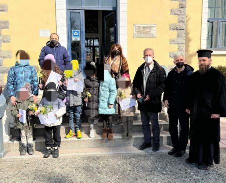 Πέλλα: Μαθητές στην Αλμωπία υποδέχθηκαν προσφυγόπουλα από την Ουκρανία με ποντιακή λύρα και λουλούδια