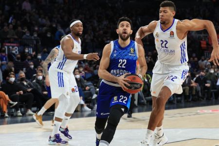 Εφές: Νίκησε τη Ρεάλ και… στέλνει τον Ολυμπιακό μέχρι και δεύτερο