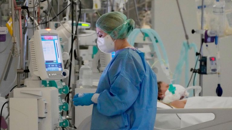 EODY: 34 COVID deaths, more than 26,000 new infections, over 27,000 deaths during pandemic | tovima.gr