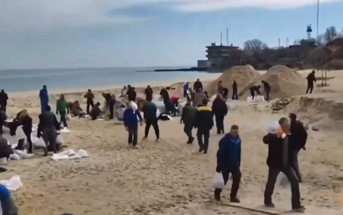 Πόλεμος στην Ουκρανία: Πολίτες κάθε ηλικίας στην Οδησσό γεμίζουν σακιά με άμμο για την οχύρωση της πόλης