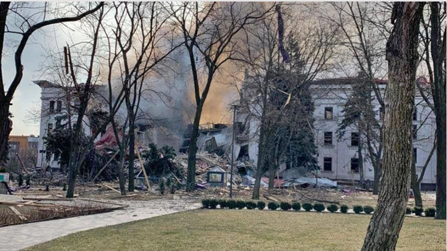 Ουκρανία: Περίπου 300 νεκροί στα ερείπια του βομβαρδισμένου θεάτρου στη Μαριούπολη