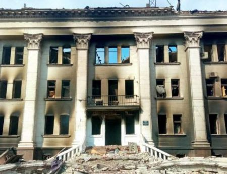 Πόλεμος στην Ουκρανία: Τα πρώτα βίντεο από το βομβαρδισμένο θέατρο στη Μαριούπολη