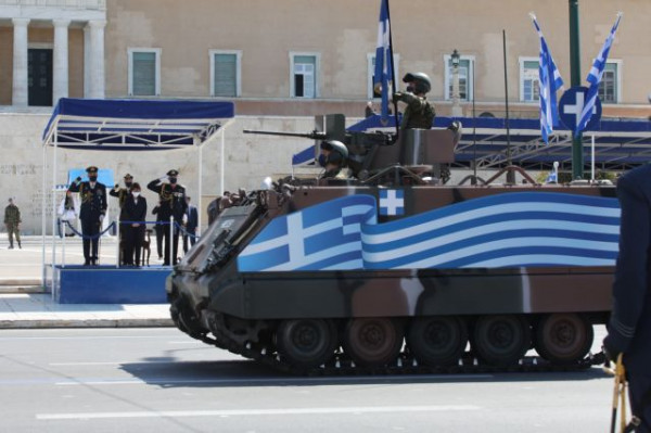 25η Μαρτίου: Συγκίνηση και περηφάνεια στη μεγαλειώδη στρατιωτική παρέλαση στο Σύνταγμα [Εικόνες και Βίντεο] | tovima.gr
