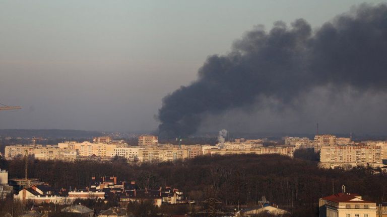 Πόλεμος στην Ουκρανία: Εκρήξεις στη Λβιβ, βομβαρδισμοί έξω από το Κίεβο, σειρήνες στην Οδησσό | tovima.gr