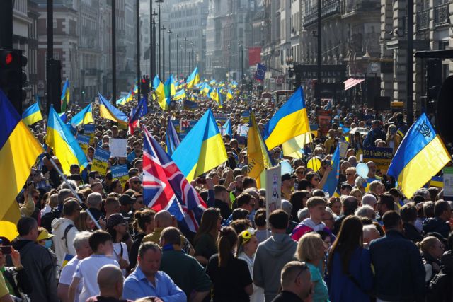 Λονδίνο: Χιλιάδες διαδηλωτές στους δρόμους για να στηρίξουν τους Ουκρανούς