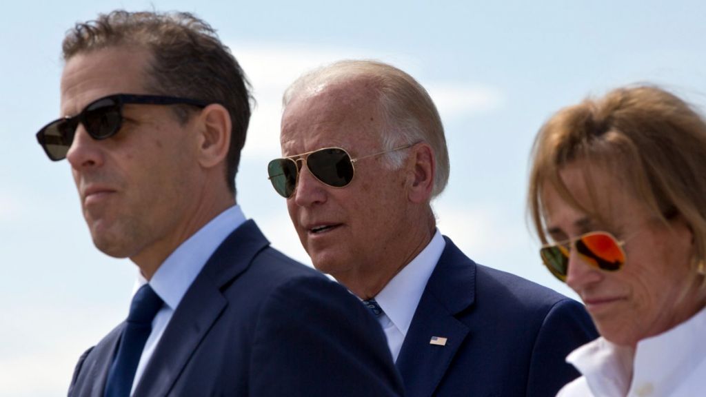 Βόμβα Daily Mail: Ο γιος του Μπάιντεν χρηματοδοτούσε βιοεργαστήρια με θανατηφόρους ιούς στην Ουκρανία