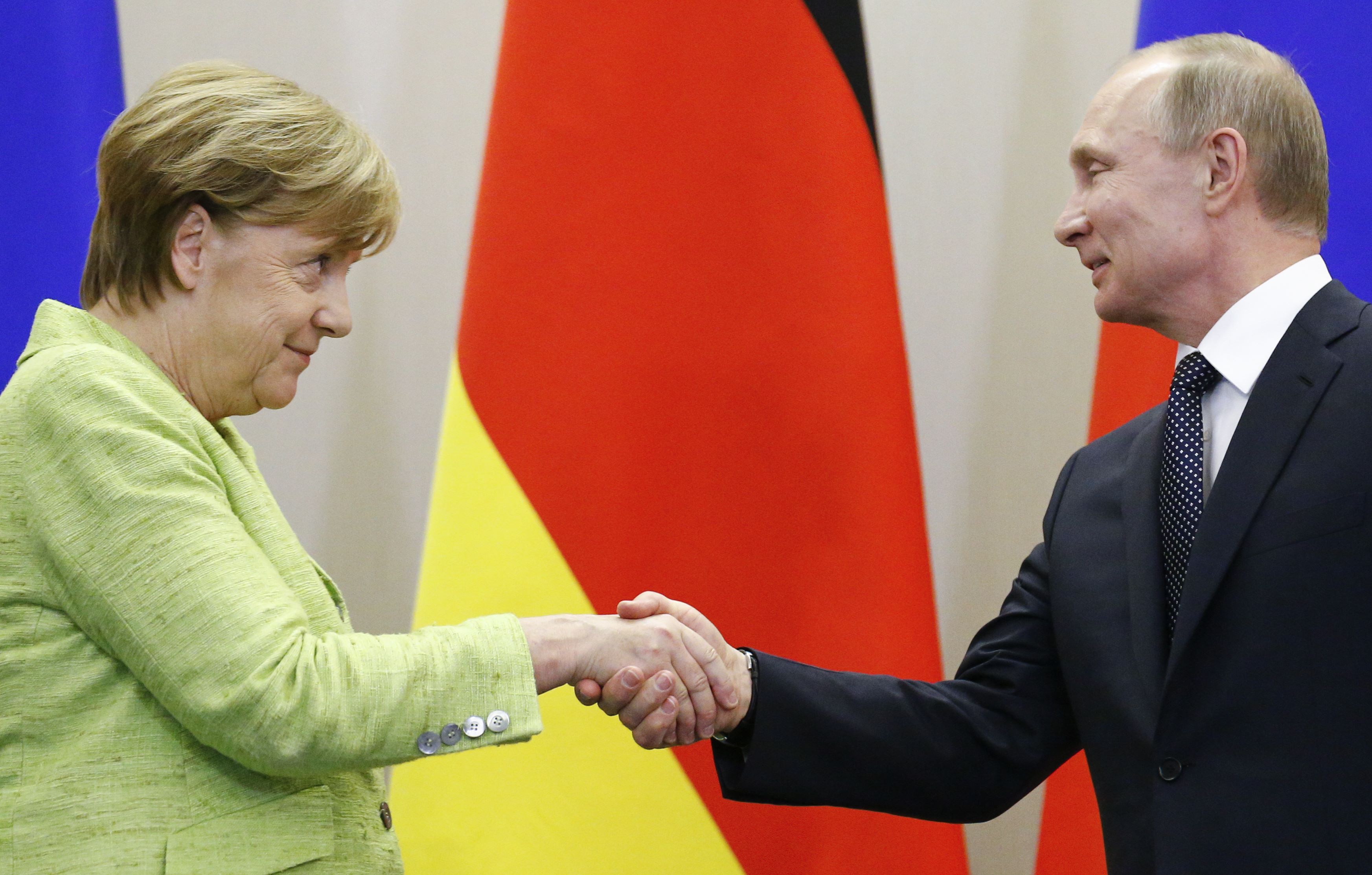 Politico: Γερμανοί πολιτικοί, οι χρήσιμοι ηλίθιοι του Πούτιν