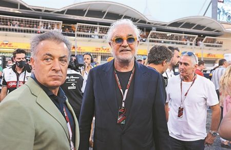 Γαλήνιες, τιρκουάζ ημέρες, μακριά από πολέμους…