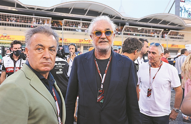 Γαλήνιες, τιρκουάζ ημέρες, μακριά από πολέμους…