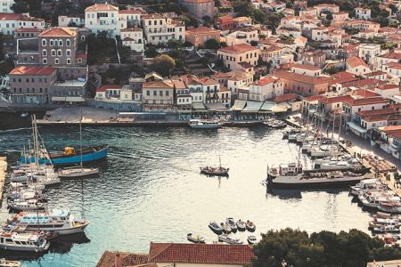 Ακολουθώντας τα χρυσοκόκκινα πανιά