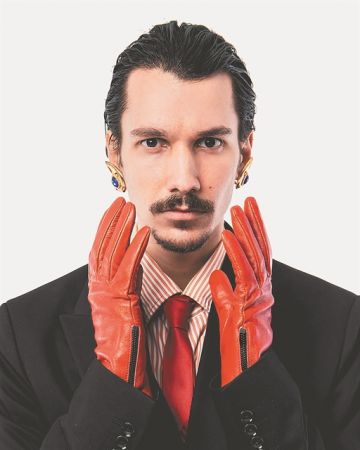 «Χαθήκαμε στο να γίνουμε κάποιος άλλος»