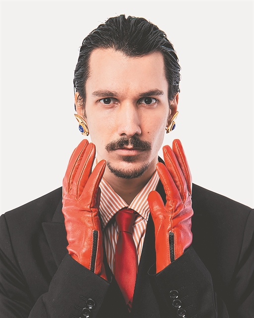 «Χαθήκαμε στο να γίνουμε κάποιος άλλος»