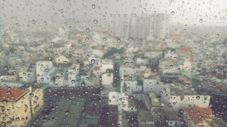 Καιρός: Βροχές, καταιγίδες και αφρικανική σκόνη το Σάββατο | tovima.gr