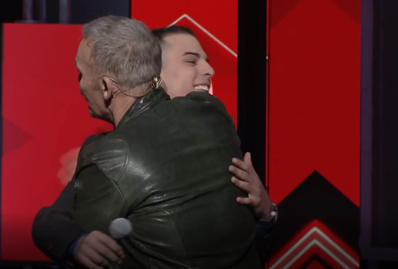 X Factor: Γιατί πήρε αγκαλιά τον υποψήφιο ο Στέλιος Ρόκκος;