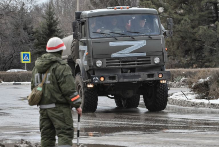 Ουκρανία: Απαγόρευσε τη χρήση των ρωσικών συμβόλων «Z» και «V» – «Χώρα-τρομοκράτης» η Ρωσία | tovima.gr
