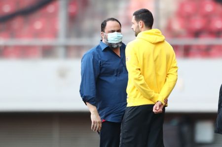 Ο Βαγγέλης Μαρινάκης μίλησε με τον Σάκχοφ πριν τη σέντρα του ντέρμπι