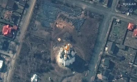 Ουκρανία: Δορυφορικές εικόνες από τη φρίκη της Μπούκα – Ομαδικός τάφος 14 μέτρων