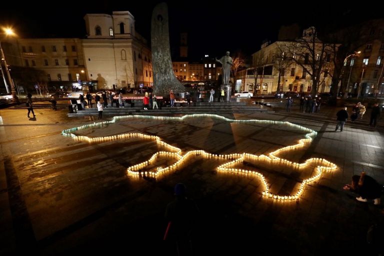 Πόλεμος στην Ουκρανία: Πολίτες στη Λβιβ άναψαν εκατοντάδες κεριά στη μνήμη των θυμάτων | tovima.gr