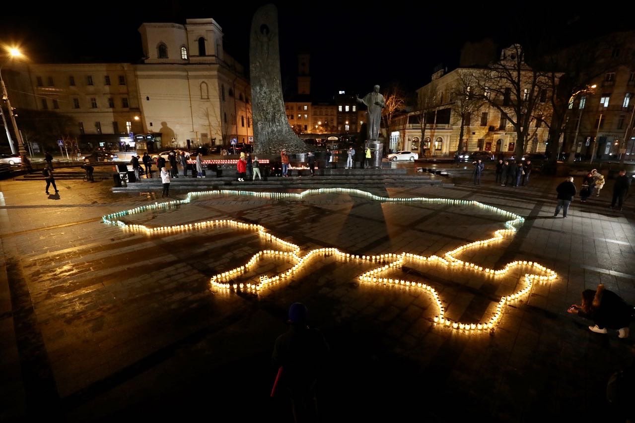 Πόλεμος στην Ουκρανία: Πολίτες στη Λβιβ άναψαν εκατοντάδες κεριά στη μνήμη των θυμάτων