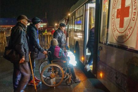 Πόλεμος στην Ουκρανία: Αυτοκινητοπομπή του Ερυθρού Σταυρού έφθασε στη Ζαπορίζια με πρόσφυγες