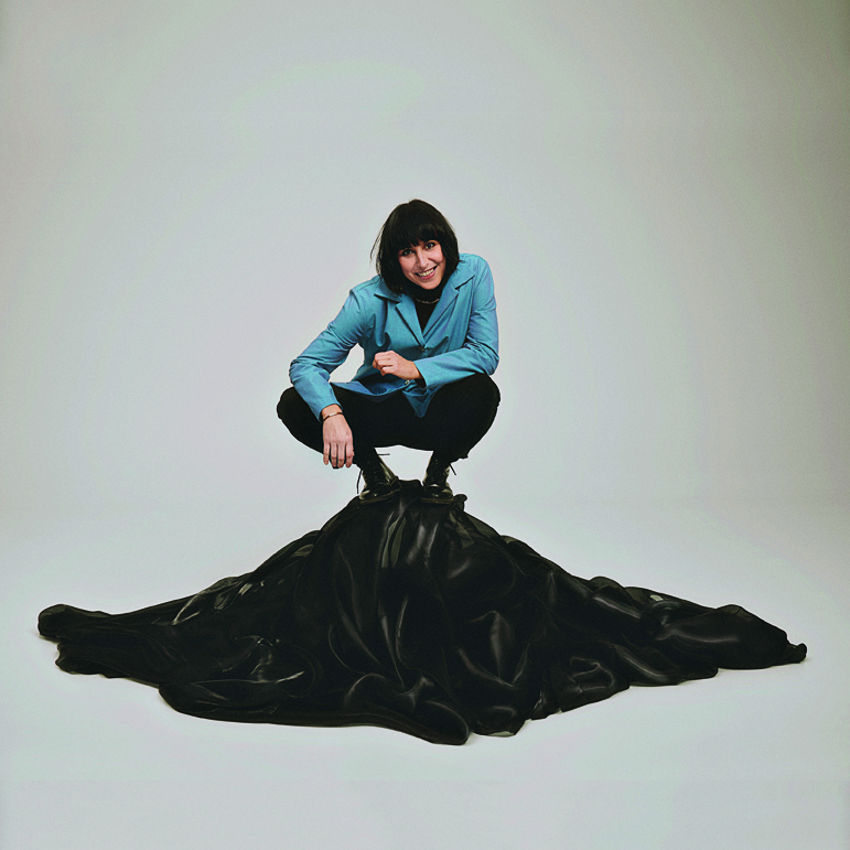 Η Σtella ανοίγει τα φτερά της