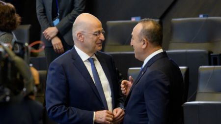 Δένδιας: Σύντομη συνάντηση με Τσαβούσογλου στις Βρυξέλλες