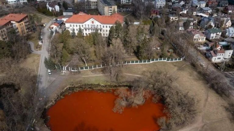 Λιθουανία: Έριξαν κόκκινη μπογιά στη λίμνη δίπλα από την πρεσβεία της Ρωσίας | tovima.gr