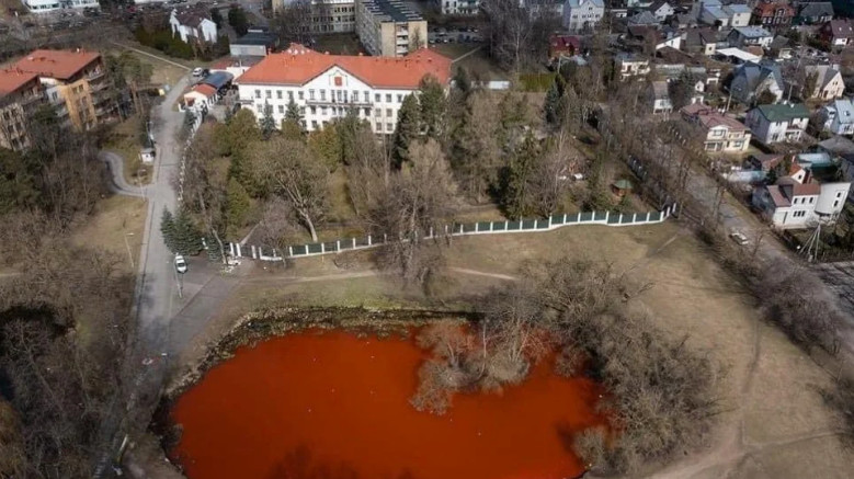 Λιθουανία: Έριξαν κόκκινη μπογιά στη λίμνη δίπλα από την πρεσβεία της Ρωσίας