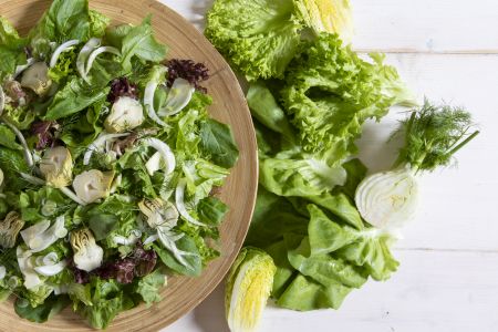 Πράσινη σαλάτα με αγκινάρες τουρσί