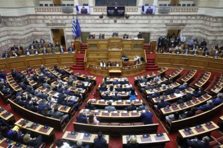 Στα ύψη η πολιτική κόντρα ΝΔ – ΣΥΡΙΖΑ με αφορμή το Τάγμα Αζόφ