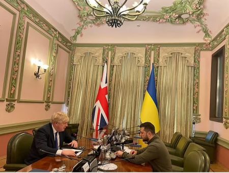 Πόλεμος στην Ουκρανία: Συνάντηση Τζόνσον – Ζελένσκι στο Κίεβο